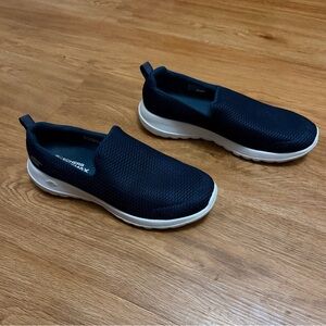 Skechers Women’s Navy and White Slip-On Sneakers size 9